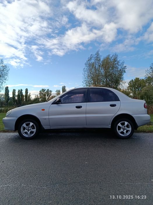 Lanos  польська збірка. Авто в рідній фарбі, без гнилі, не бита не фарбована, чистий доглянутий салон без потертостей  та царапин.
Пробіг рідний 62000.
Кондиціонер, гідропідсилювач керма, передні електросклопідйомники. 
Два комплекти гуми.
Задні пактроніки
Газ вписаний у техпаспорт.
Всі питання по телефону.
Торг біля капоту.
т. 06******15