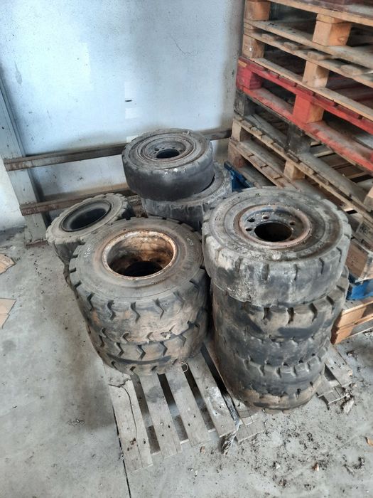 Lote de 14 Pneus Sólidos e Jantes para Máquinas e Empilhadores