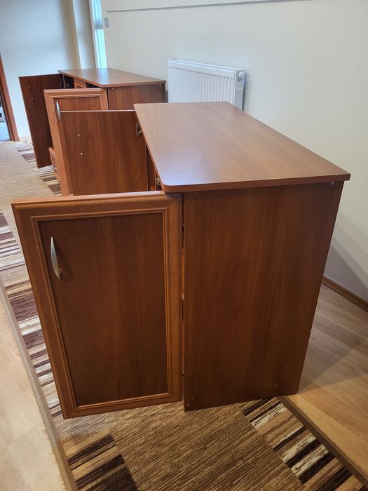 Dwie brązowe komody