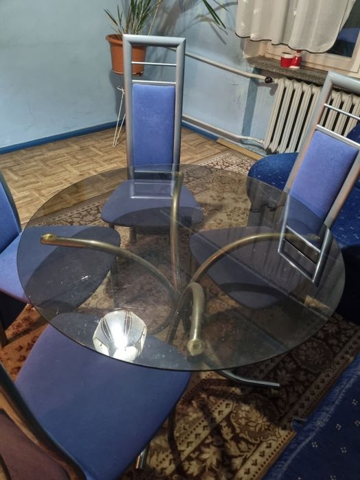 Okragly stol szklany z krzeslami