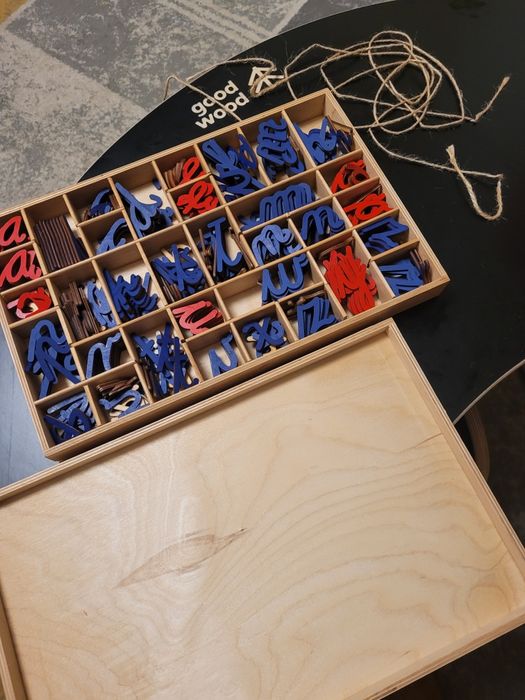 Drewniany alfabet montessori w drewniany pudełku