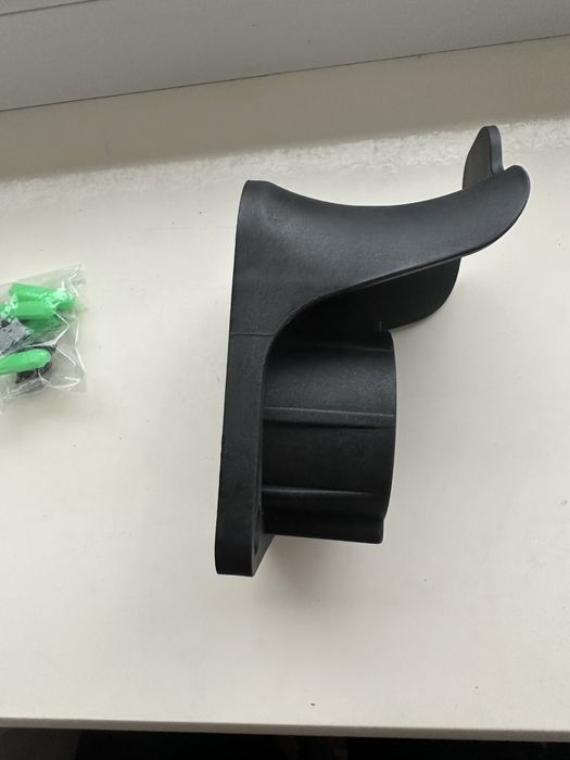 Тримач для зарядки електромобіля