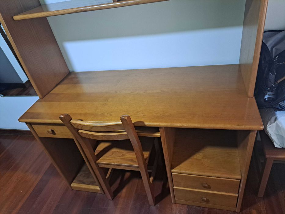 Móvel de quarto com cadeira e mesa