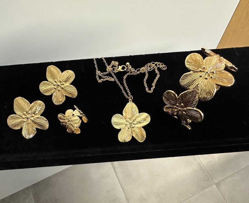 Colar + Pulseira + Brincos + Anel Flores Dourado Novo