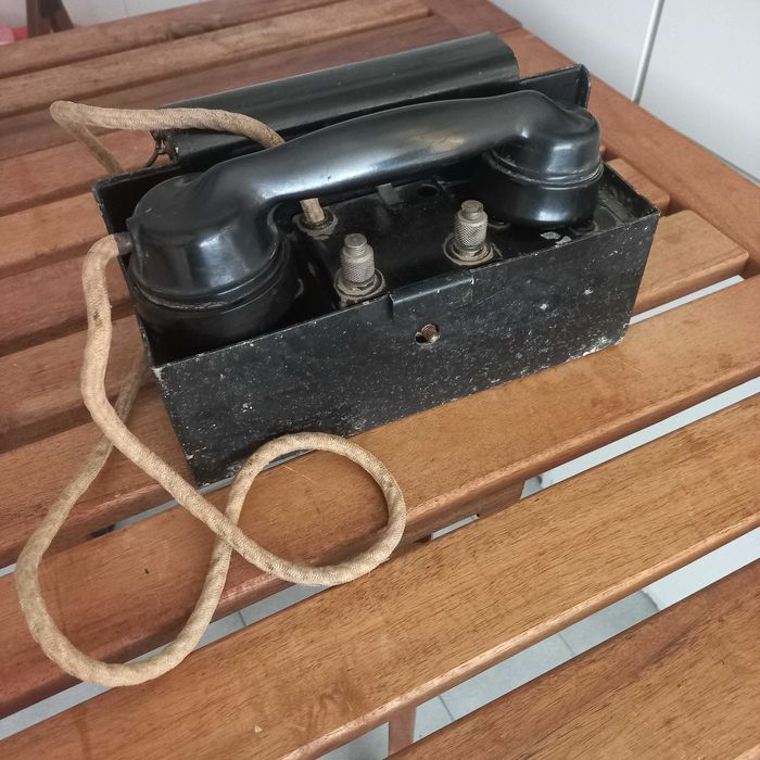 Telefone antigo em ferro