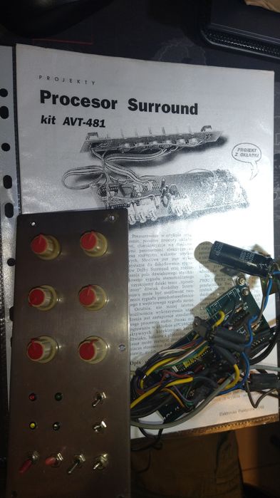 Zmontowane zestawy analogowe audio: radio, przedwzmacniacz, wzmacniacz