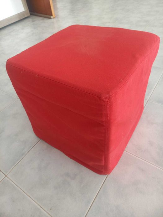 Banco vermelho de tecido