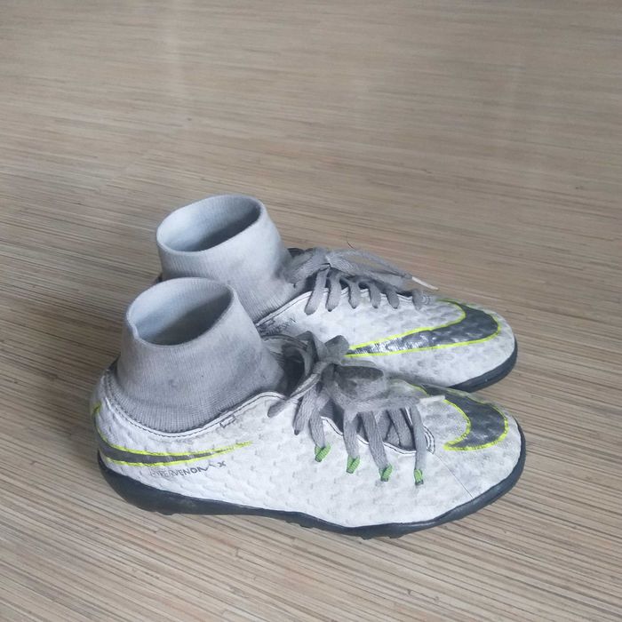 Buty sportowe typu korki