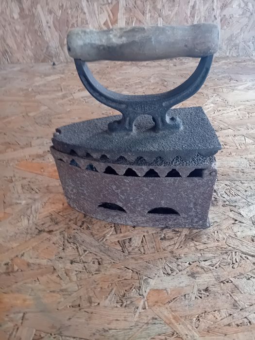 Stare żeliwne żelazko na duszę