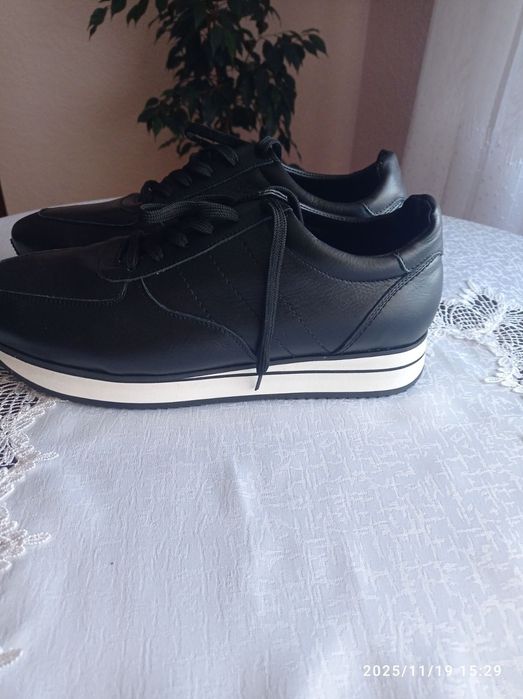 Кросівки, спортивне взуття