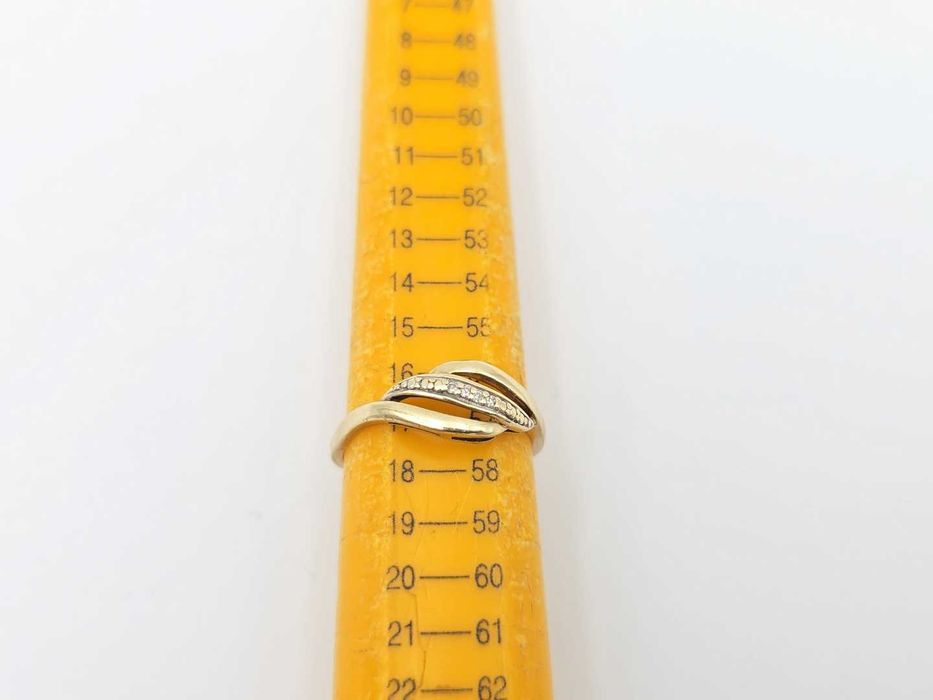 Elegancki złoty pierścionek 375 R. 17