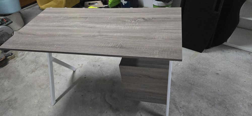 Secretária em bom estado.