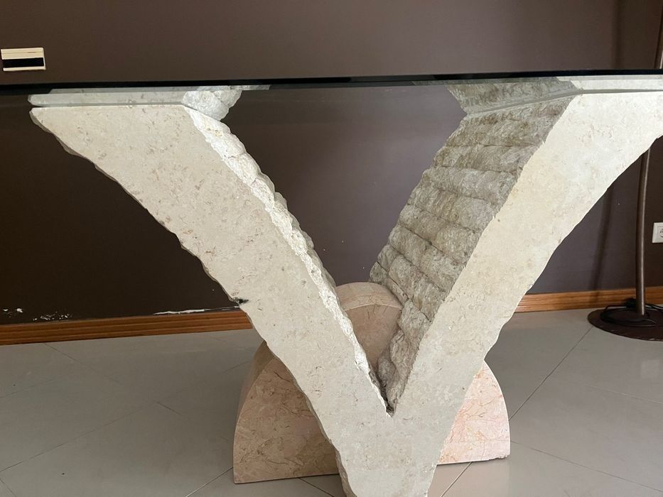 Mesa de Vidro com base em pedra