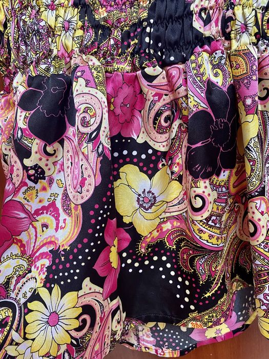 Top crop / curto acetinado - tons pretos, rosa e amarelo