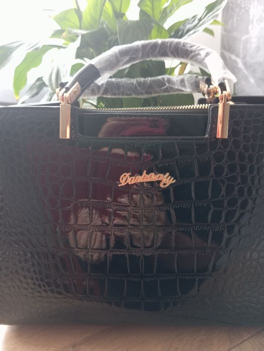 Elegancka torebka z czarnej lakierowanej skóry ze złotymi dodatkami