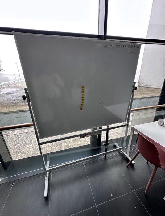 Quadro branco em excelente estado