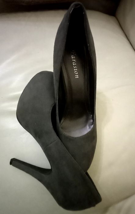 Vendo sapatos de salto alto de senhora n. 35.