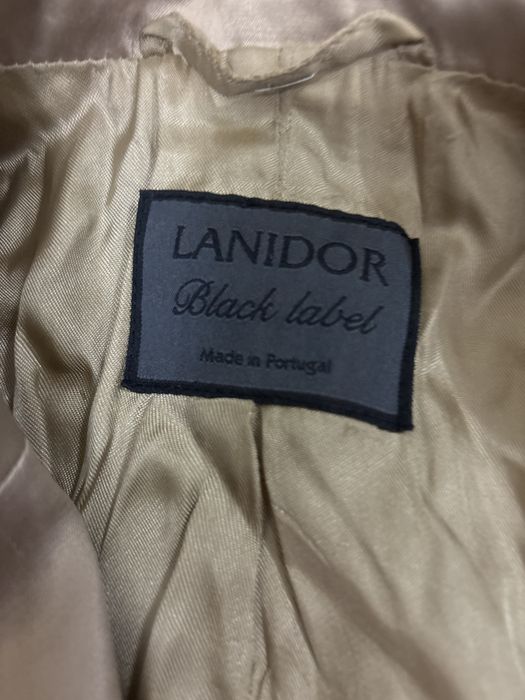 Blazer cintado em cetim bege Lanidor