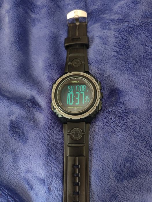 Timex Expedition з чорним циферблатом.