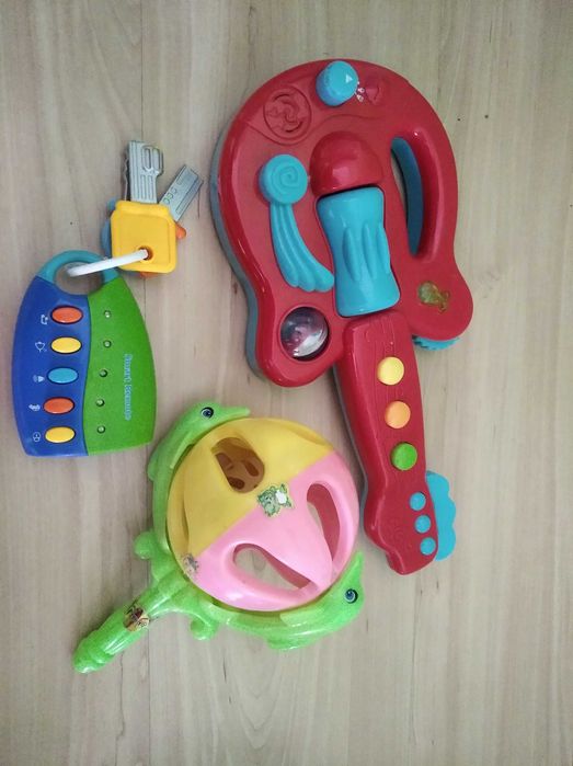 Gitara, kluczyki, grzechotka