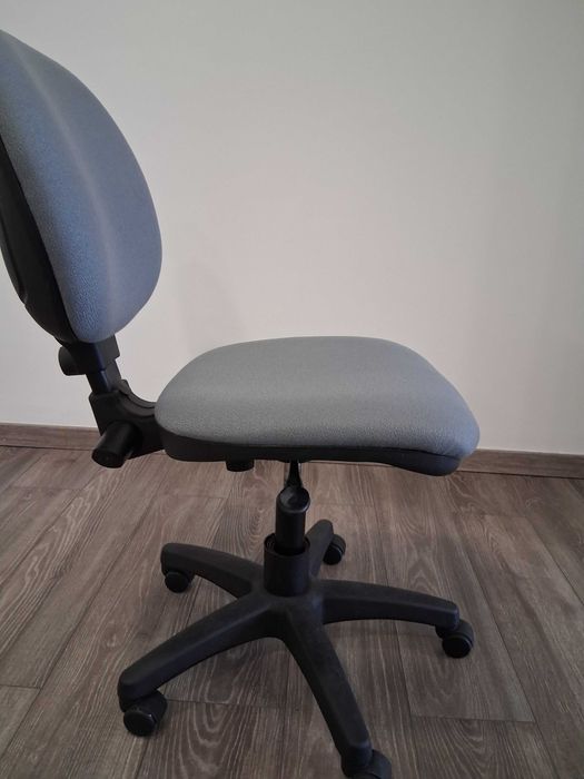 ID 62 - Vendo Cadeira escritório ergonómica com rodas sem braços cinza