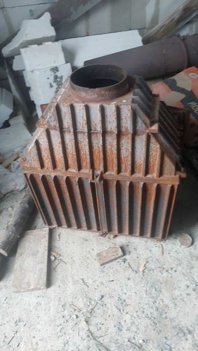 Mały kominek żeliwny