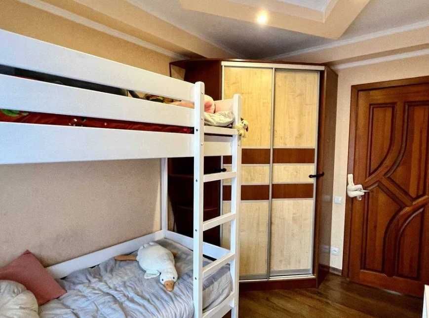 Здається трикімнатна у Слов'янську, центр.