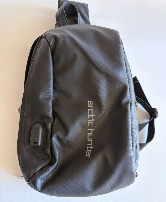 Mochila Sling / Mala de Peito Transversal Arctic Hunter com Porta USB e Bolso Térmico