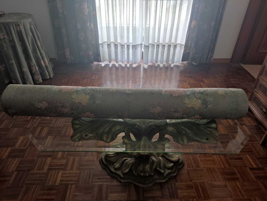 Cortinados com flores e cortinados brancos sanefa, camilha, almofada e rolo