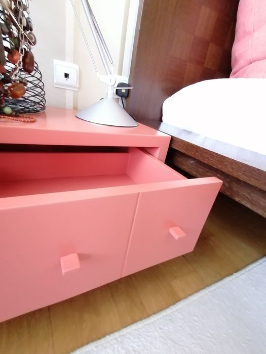 Conjunto de 2 mesinhas cabeceira lacadas 30%brilho.