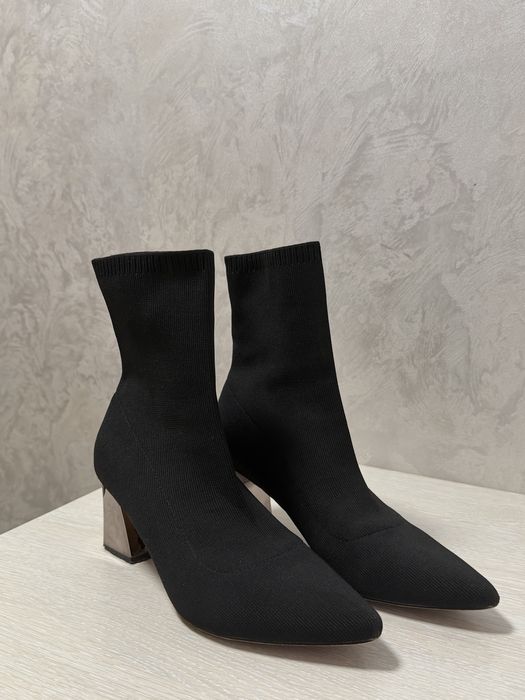 Кабуки дуже гарна модель RESERVED