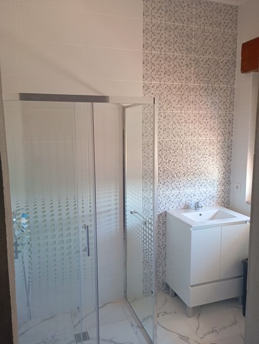 "Serviços de Pedreiro*  Canalização e Elétrica pintura Ladrilho Etc...