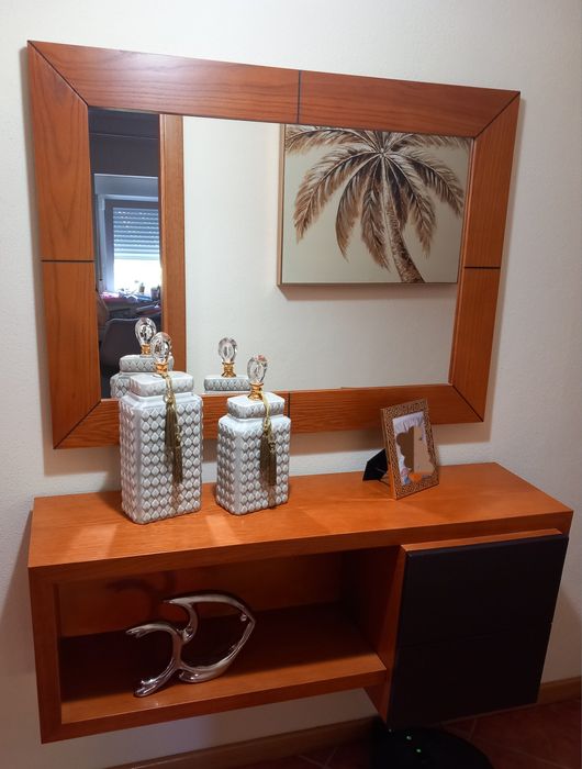 Móvel suspenso com espelho