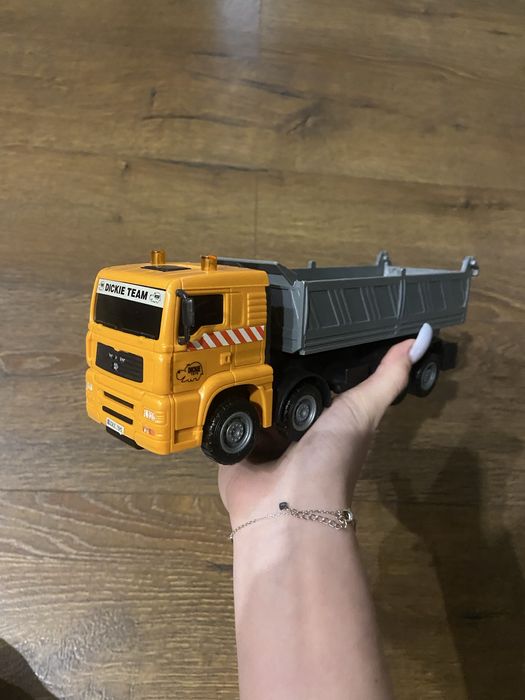 якісні іграшкові машинки