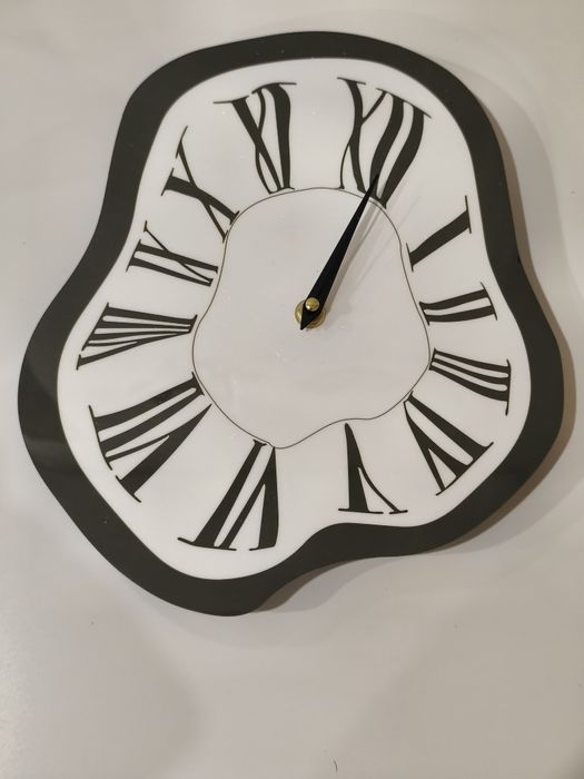 Relógio Decorativo de Parede Moderno com Design Derretido
