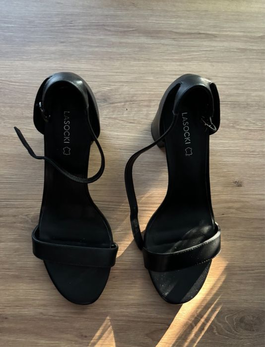 Sandałki na słupku Lasocki