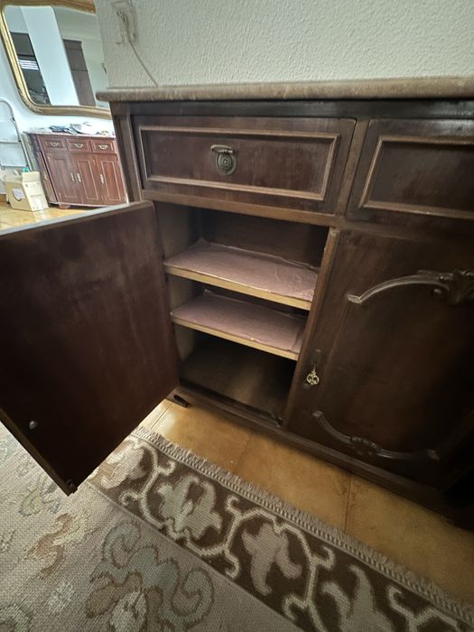 Aparador em madeira com tampo de mármore