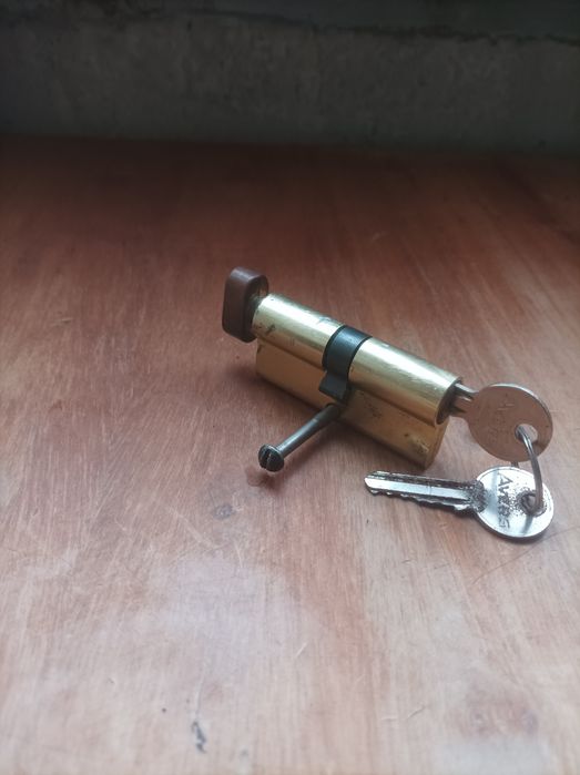 Замок дверной накладной