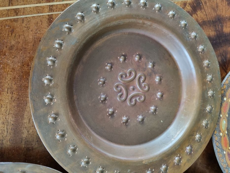 Dekoracyjne talerze do powieszenia 2 metalowe i 2 drewniane radzieckie