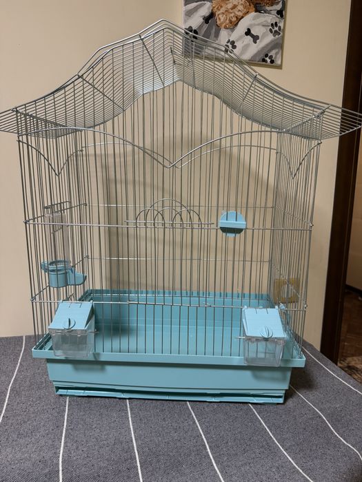 Простора клітка для папужки