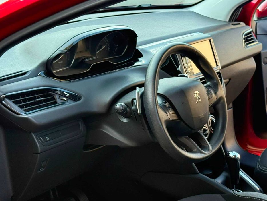 Peugeot 208 2017 1.2 бензин/автомат