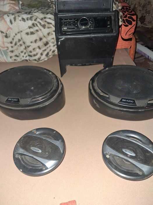Магнитола с чотирмя колонками