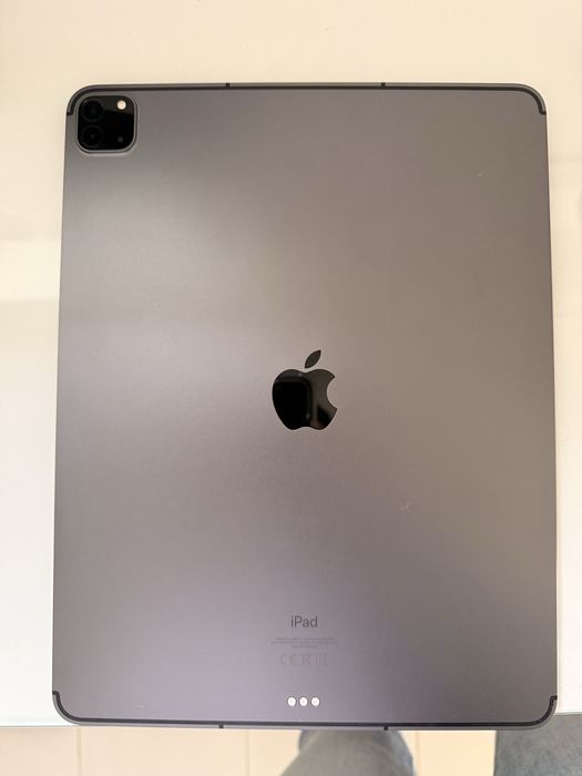 Apple iPad Pro 12.9'' - 128GB - WiFi - 5ª Gen. (com acessórios)