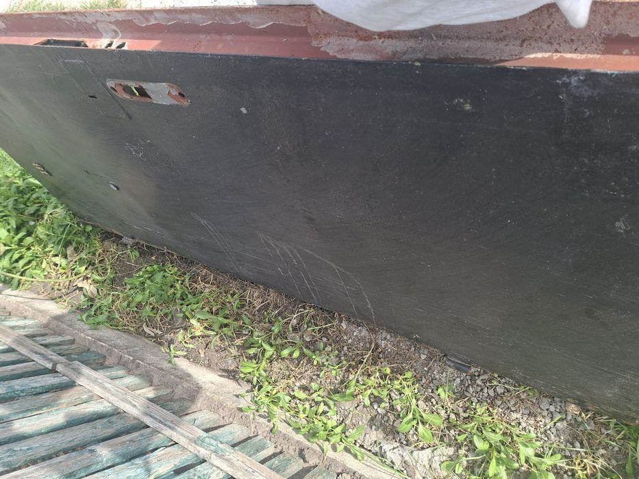 Двері металеві з луткою.