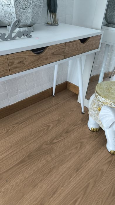 Cómoda branco e madeira