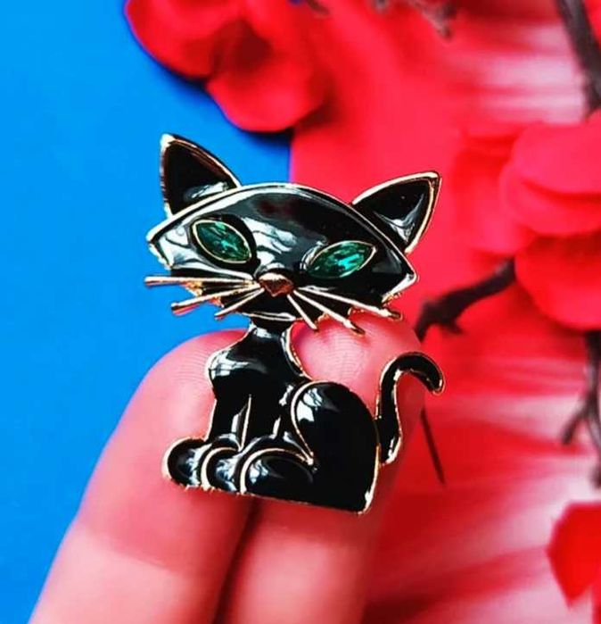 Śliczna broszka czarny kot, nowa