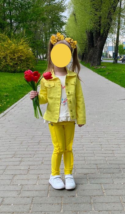 Яскравий, стильний костюм на дівчинку