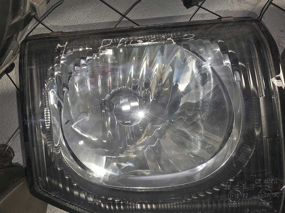 Farol Mitsubishi Pagero