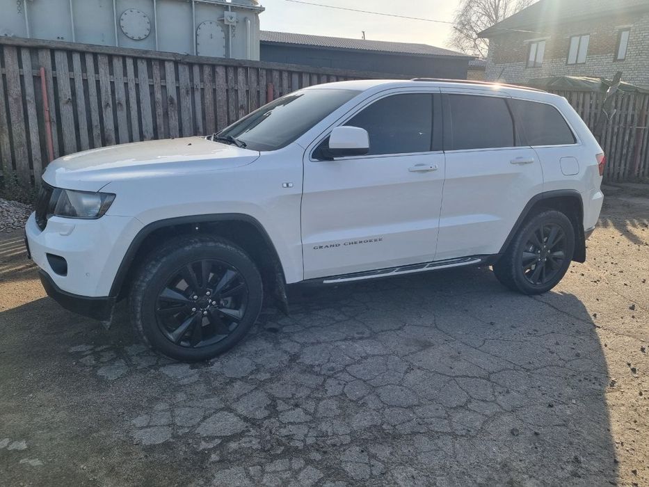 Автомобиль Jeep Cherokee