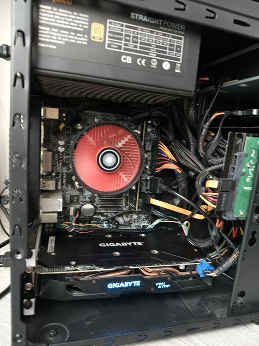 Fractal i5 7600K 12gb Gigabyte RX 570 OC 4gb SSD + HDD Bequiet Gold
